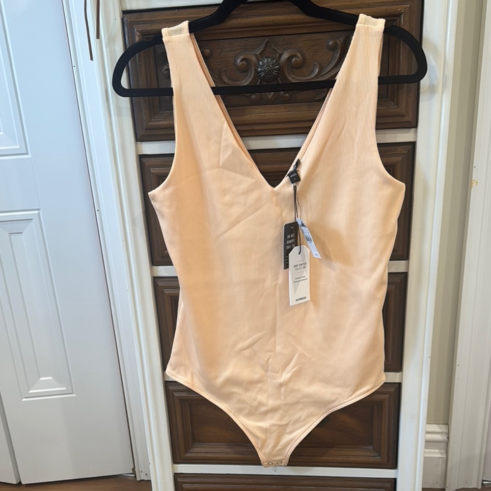 Women’s Peach Ribbed V-Neck Bodysuit from Express, NWT, Large